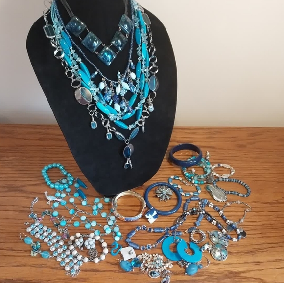 Turquoise Blue Mixed Jewelry Lot in Wooden Box - Picture 9 of 10
